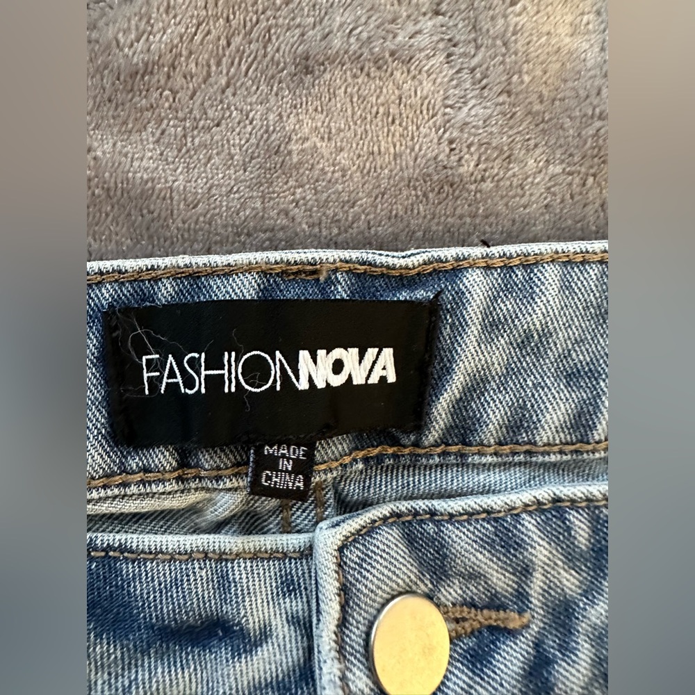 Distressed jean. - Picture 4 of 4